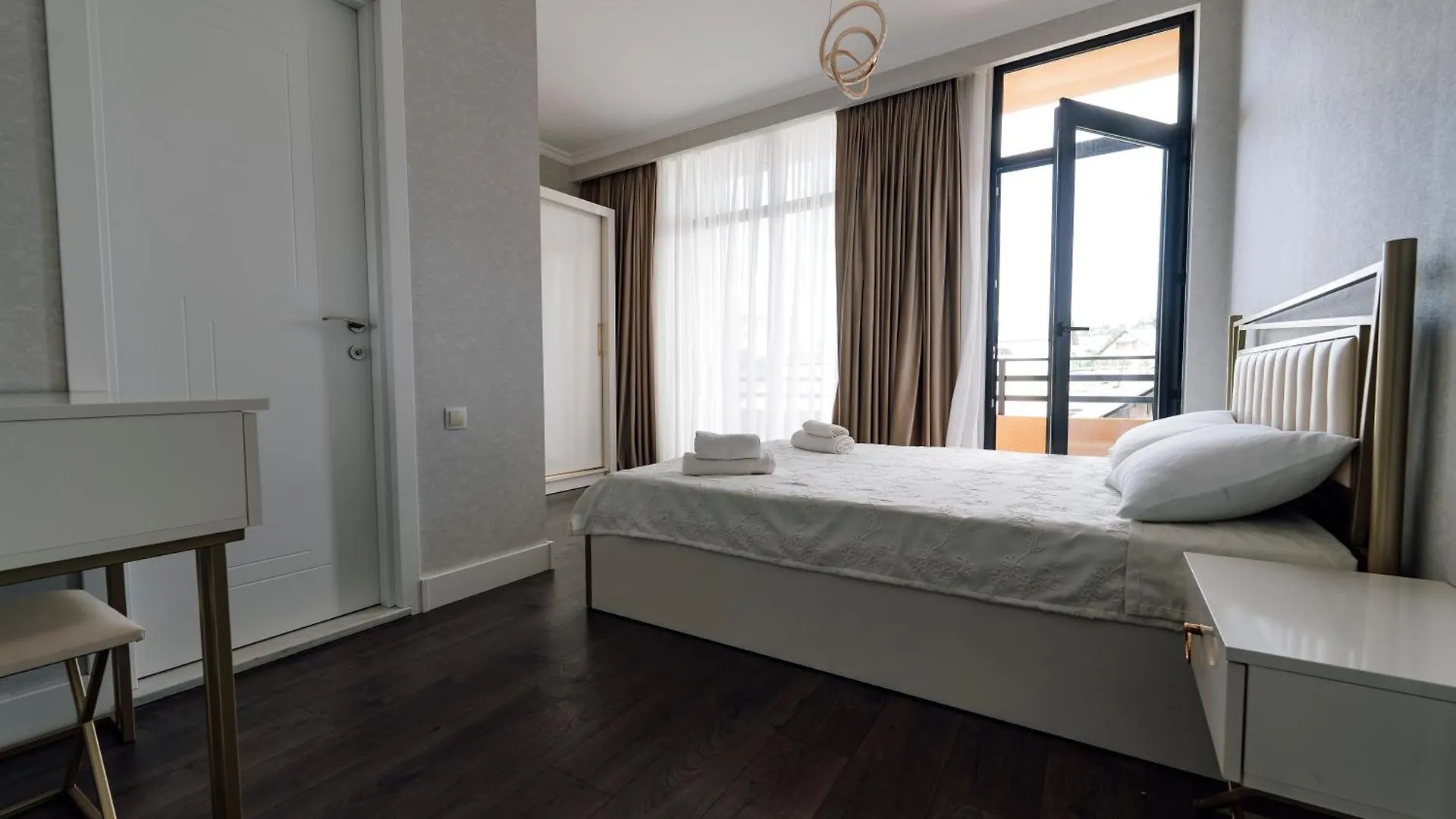 Modern 3-Story Private House Apartman Tbiliszi